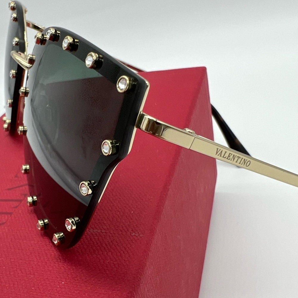Authentic Valentino Garavani Crystal rockstuds black frame Sunglasses - Picture 10 of 17